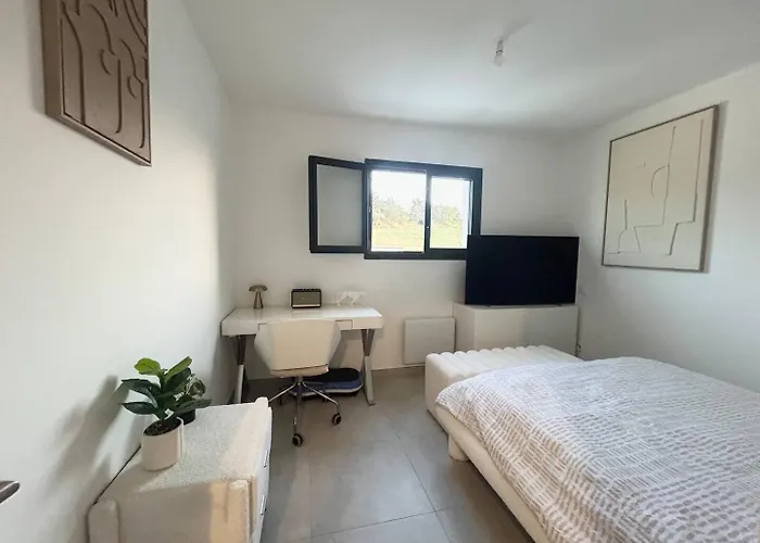 Belle Dans Neuve Avec Piscine Séjour chez l'habitant